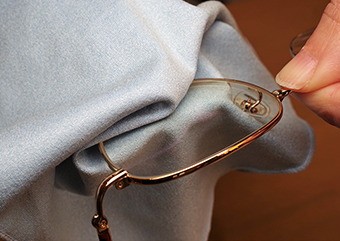 メガネ拭き(セリ―ト)にも汚れがついているから